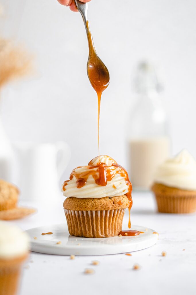 salted-caramel-cupcakes-with-vanilla-muffins